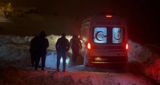 Erzincan&rsquo;da kardan kapanan k&ouml;y yolunda zamanla yarış
