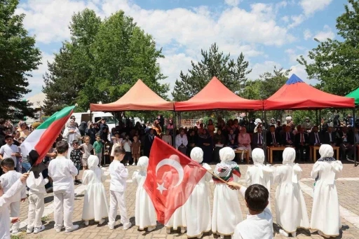 Erzincan&rsquo;da Kur&rsquo;an kursu &ouml;ğrencilerinden yıl sonu şenliği
