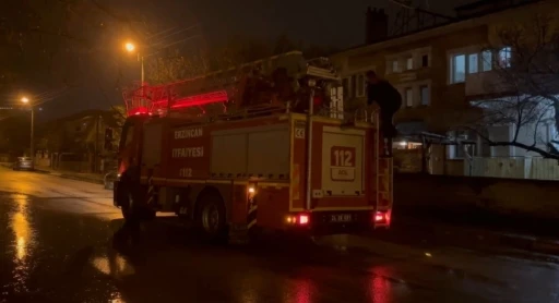 Erzincan&rsquo;da mahsur kalan kedi itfaiye ekiplerince kurtarıldı
