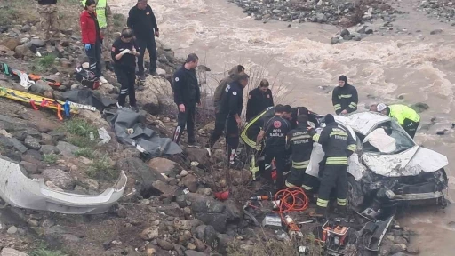 Erzincan&rsquo;da otomobil dereye u&ccedil;tu: 2 &ouml;l&uuml;, 1 ağır yaralı
