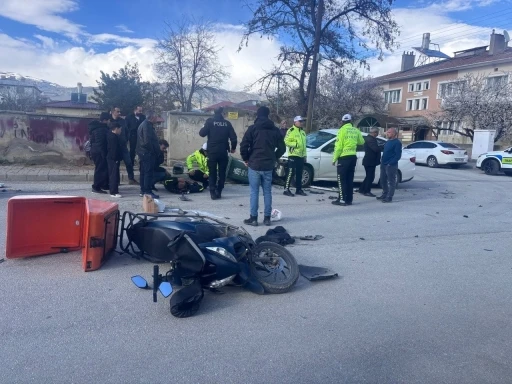 Erzincan&rsquo;da otomobil ile motosiklet &ccedil;arpıştı: 1 yaralı
