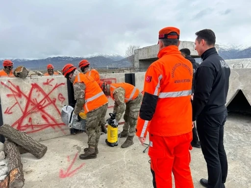 Erzincan&rsquo;da "Enkazdan yaralı tahliye ve &ccedil;adır kurma yarışması" d&uuml;zenleniyor
