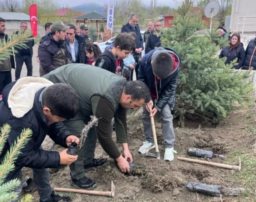Erzincan’da şehit ailesiyle yeşil vatan için ağaç diktiler
