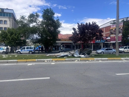 Erzincan&rsquo;da şiddetli r&uuml;zgardan ağa&ccedil;lar devrildi, &ccedil;atılar u&ccedil;tu
