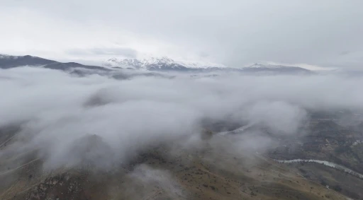 Erzincan’da sis bulutları doğayı masalsı bir görünüme bürüdü
