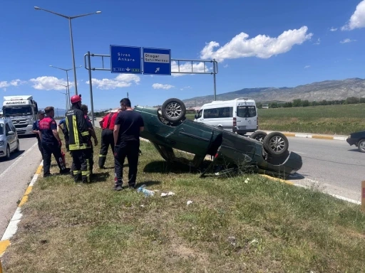 Erzincan&rsquo;da takla atan otomobilde 2 kişi yaralandı
