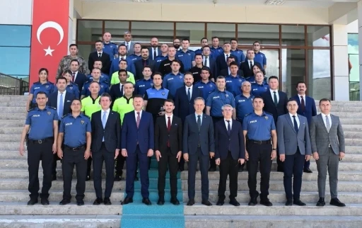Erzincan&rsquo;da terfi eden emniyet personeline yeni r&uuml;tbeleri takıldı

