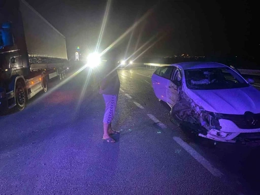Erzincan&rsquo;da tır ile otomobilin &ccedil;arpıştığı kaza g&uuml;venlik kamerasına yansıdı
