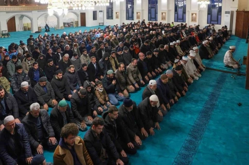 Erzincan&rsquo;da &Uuml;&ccedil; Aylar başlangıcında Terzibaba K&uuml;lliyesi&rsquo;nde sabah namazı programı d&uuml;zenlendi
