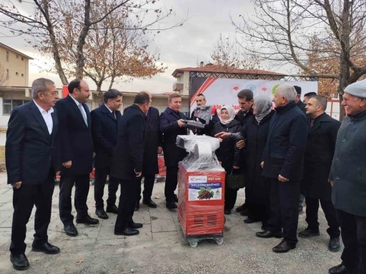 Erzincan&rsquo;da &uuml;reticiye destek: Dut sıkma ve koyun kırkım makinası dağıtıldı
