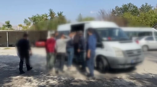 Erzincan’da yabancı uyruklu 14 kaçak göçmen yakalandı
