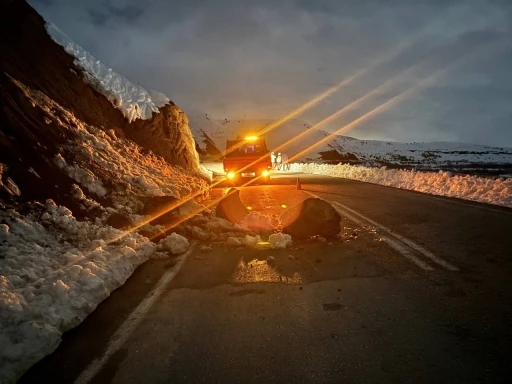 Erzincan&rsquo;da yama&ccedil;tan kopan kayalar yola d&uuml;şt&uuml;
