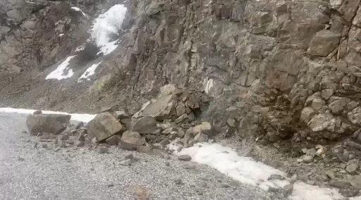 Erzincan&rsquo;daki 4,9&rsquo;luk depremin merkez &uuml;ss&uuml;nden yeni g&ouml;r&uuml;nt&uuml;ler: Kaya par&ccedil;aları yola b&ouml;yle d&uuml;şt&uuml;
