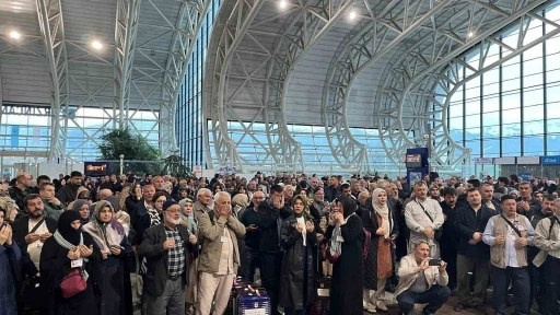 Erzincan&rsquo;dan 192 hacı adayı dualarla kutsal yolculuğa uğurlandı
