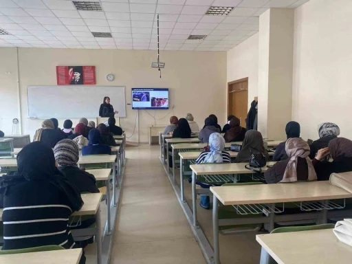 Erzincan emniyeti &uuml;niversite &ouml;ğrencilerini uyuşturucuya karşı bilgilendirdi
