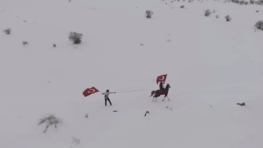 Erzincan&rsquo;ın beyaz &ouml;rt&uuml;s&uuml;nde farklı snowboard deneyimi
