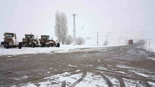 Erzincan’ın yüksek kesimlerinde kar yağışı aralıklı sürüyor
