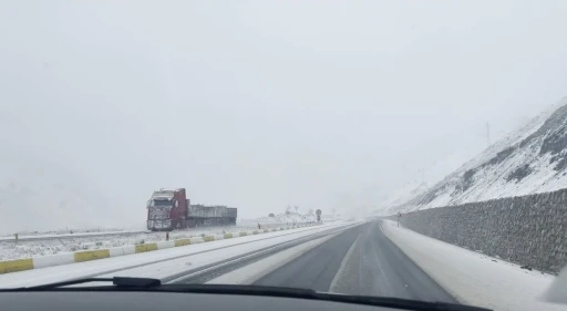 Erzincan&rsquo;ın y&uuml;ksek kesimlerinde kar yağışı etkili oldu
