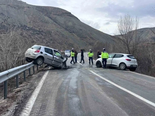 Erzincan-Kemah yolunda iki ara&ccedil; kafa kafaya &ccedil;arpıştı: 4 yaralı

