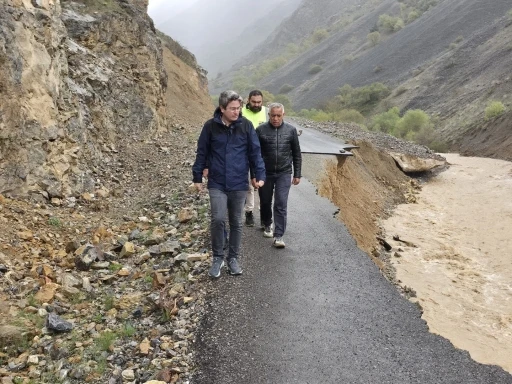 Erzincan Kemaliye&rsquo;de sel hasarı: Yol &ccedil;ift y&ouml;nl&uuml; kapatıldı
