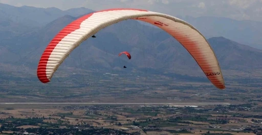 Erzincan semalarında unutulmaz evlilik teklifi: Paraşütle sürpriz!
