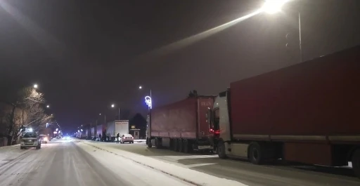 Erzincan-Sivas karayolu &ccedil;ığ nedeniyle bir s&uuml;re ulaşıma kapandı
