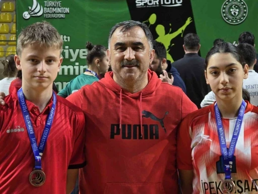 Erzincanlı badmintoncular T&uuml;rkiye &uuml;&ccedil;&uuml;nc&uuml;s&uuml; oldu
