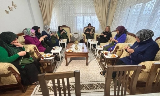 Erzincanlı g&ouml;n&uuml;ll&uuml; annelerden Mehmet&ccedil;iğe ilmek ilmek destek
