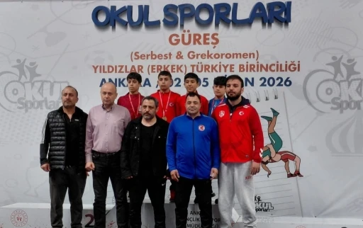 Erzincanlı g&uuml;reş&ccedil;i T&uuml;rkiye &uuml;&ccedil;&uuml;nc&uuml;s&uuml; oldu
