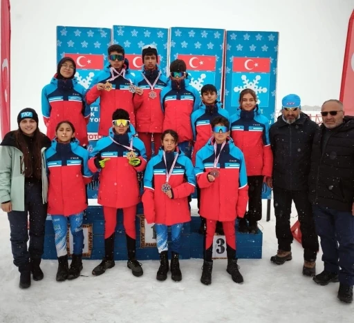Erzincanlı kayak&ccedil;ılar Hakkari&rsquo;den 6 madalya ile d&ouml;nd&uuml;
