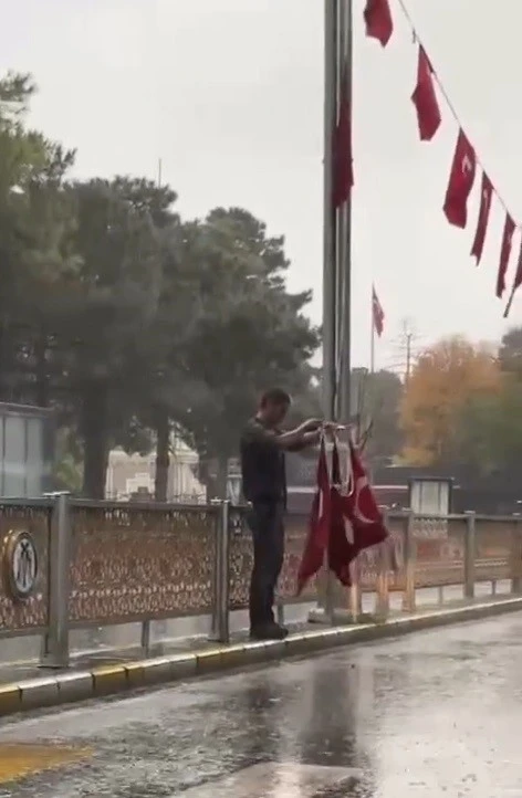 Erzincanlı vatandaşın bayrak hassasiyeti duygulandırdı