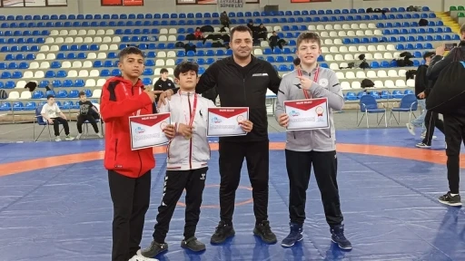Erzincanlı yıldız g&uuml;reş&ccedil;ilerden Rize&rsquo;de &uuml;&ccedil; şampiyonluk

