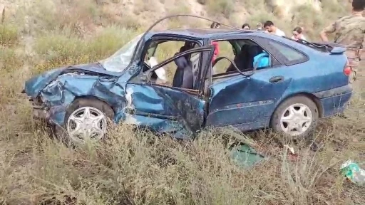 Erzurum-Artvin karayolunda iki araç kafa kafaya çarpıştı: 3 yaralı
