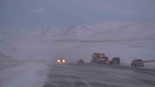 Erzurum-Artvin karayolunda tipi etkili oldu, 6 ara&ccedil; kaza yaptı
