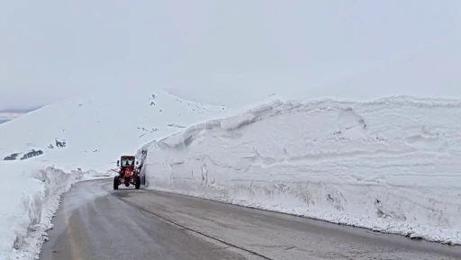 Erzurum&rsquo;da 2 bin 885 rakımlı zorlu sınav: Paland&ouml;ken Ge&ccedil;idi&rsquo;nde kar ve tipi mesaisi
