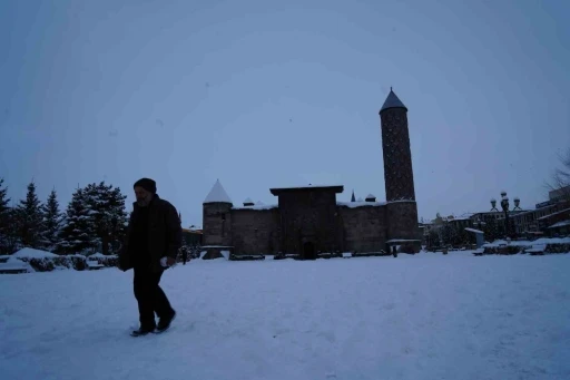 Erzurum&rsquo;da 690 mahallenin yolu ulaşıma kapalı
