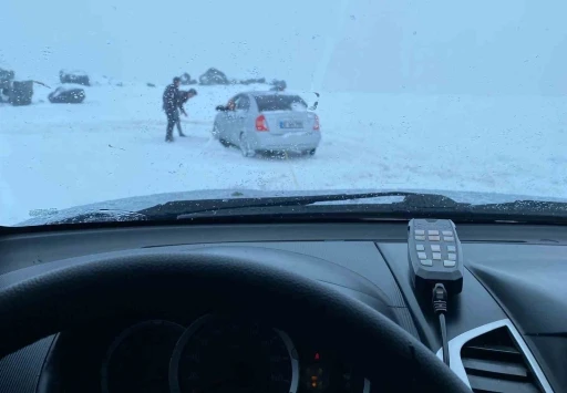Erzurum’da araçlar karlı yolda kaldı, offroadçular yardıma koştu
