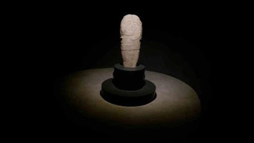 Erzurum&rsquo;da bulunan 2 bin 500 yıllık &lsquo;taş baba&rsquo; heykeli ziyaret&ccedil;ilerin ilgi odağı oldu

