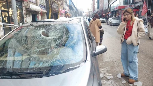 Erzurum&rsquo;da &ccedil;atıdan d&uuml;şen kar ve buz k&uuml;tleleri tehlike sa&ccedil;ıyor
