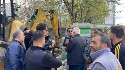Erzurum&rsquo;da &Ccedil;ifte Kardeşler T&uuml;rbesi&rsquo;nde yıkım gerginliği
