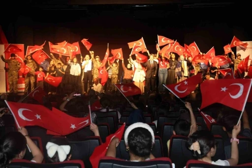 Erzurum&rsquo;da &ccedil;ocuklar "15 Temmuz Destanı"nı sahneye taşıdı
