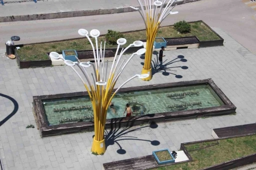 Erzurum&rsquo;da &ccedil;ocuklar s&uuml;s havuzunda serinledi
