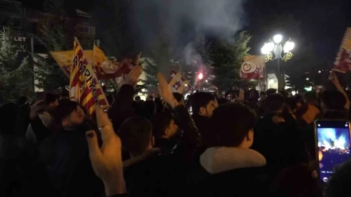 Erzurum&rsquo;da Galatasaray taraftarının derbi galibiyeti coşkusu
