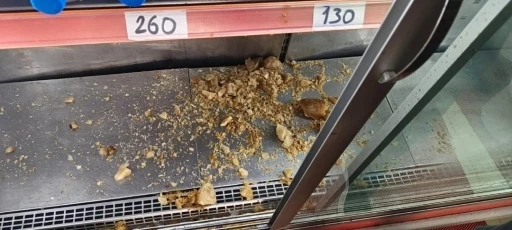 Erzurum’da iş yerinde korkutan anlar, Dolapta donan şişe patladı
