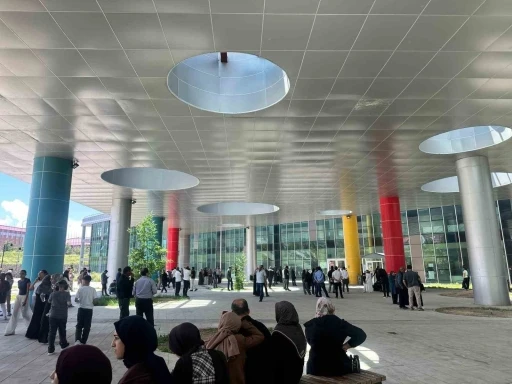 Erzurum&rsquo;da kapılar kapanırken nefesler tutuldu: YKS&rsquo;de son dakika koşusu kamerada
