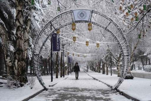 Erzurum&rsquo;da kar kenti yeniden beyaza b&uuml;r&uuml;d&uuml;
