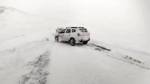 Erzurum&rsquo;da kar ve tipi ulaşımı durma noktasına getirdi

