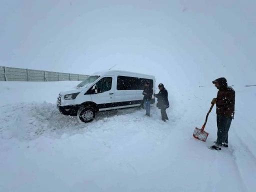 Erzurum&rsquo;da kar yağışı ve tipi nedeniyle ara&ccedil;lar yolda mahsur kaldı
