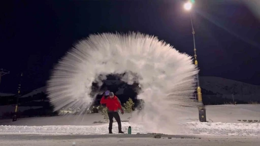 Erzurum&rsquo;da kaynar su havada dondu
