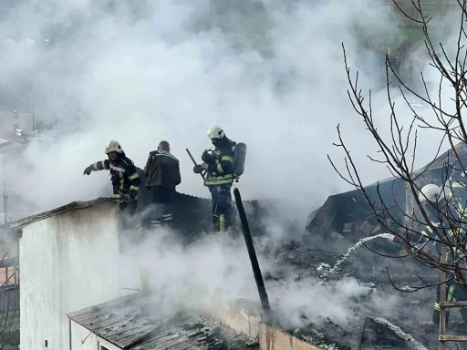 Erzurum’da korkutan çatı  yangın
